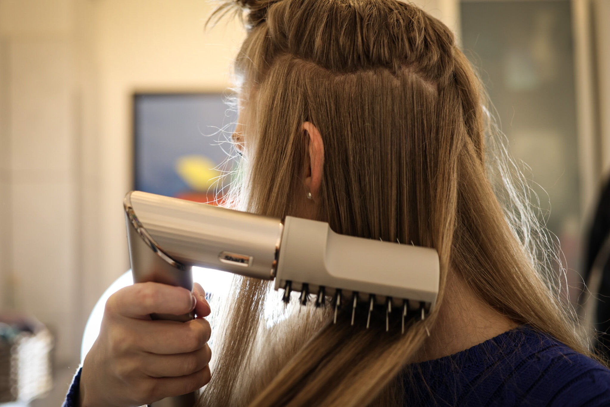 Man sieht den Shark FlexStyle während des Stylings. 